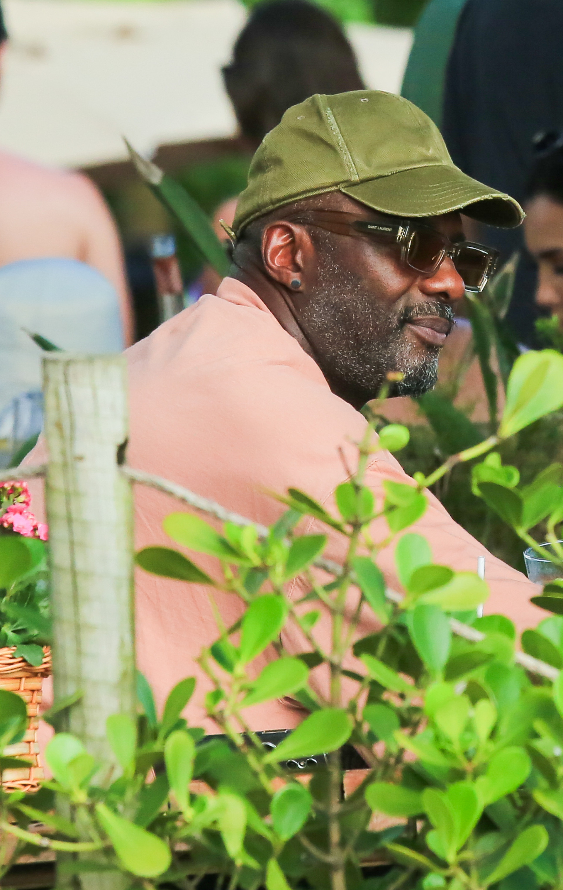 Idris Elba em um quiosque da Barra da Tijuca - Fabrício Pioyani/ AgNews