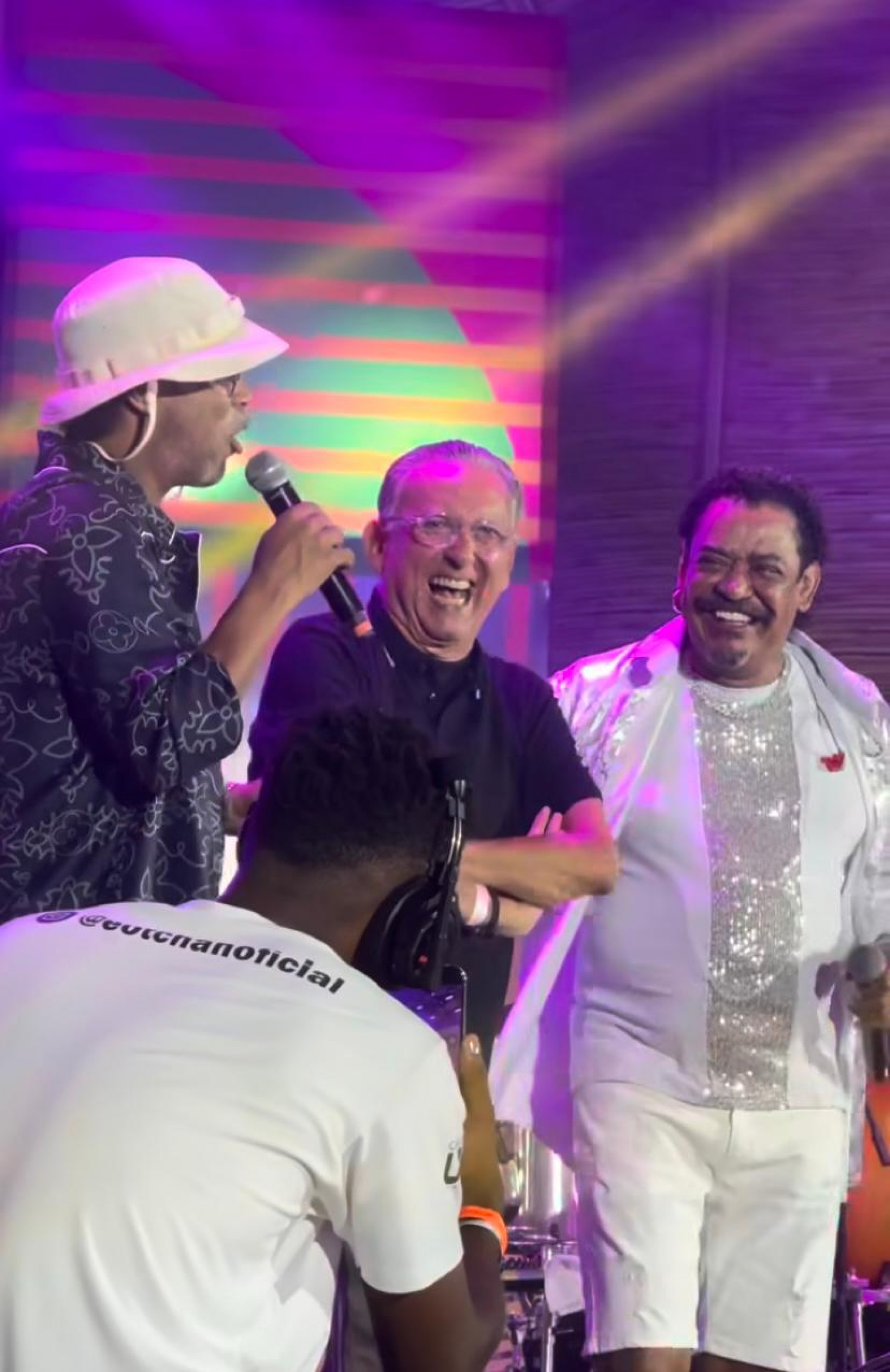 Ronaldinho Gaúcho e Galvão Bueno durante show do É o Tchan - Reprodução de vídeo