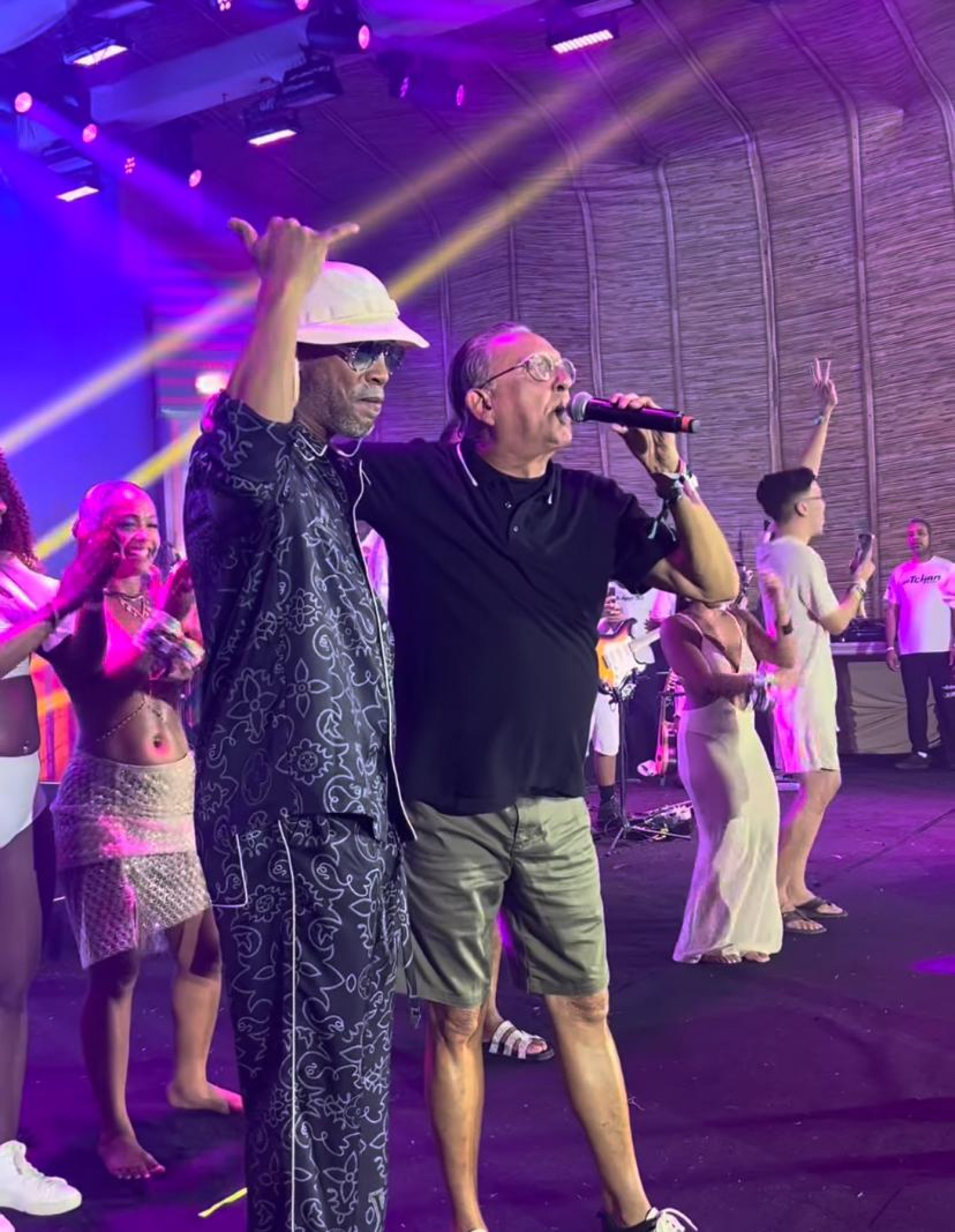 Ronaldinho Gaúcho e Galvão Bueno durante show do É o Tchan - Reprodução de vídeo