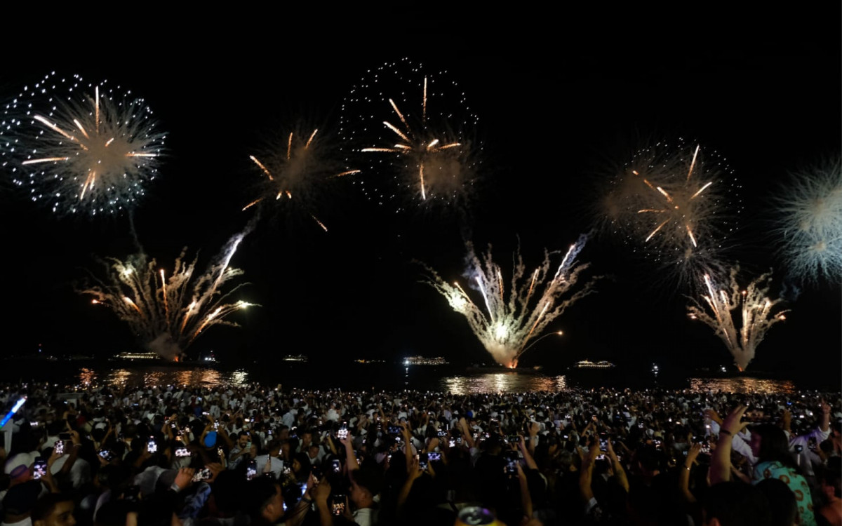 Virada para 2025 em Copacabana aconteceu com linda queima de fogos