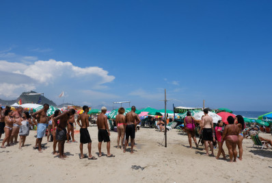 Praia de Copacabana amanhece ensolarada e cheia após Réveillon