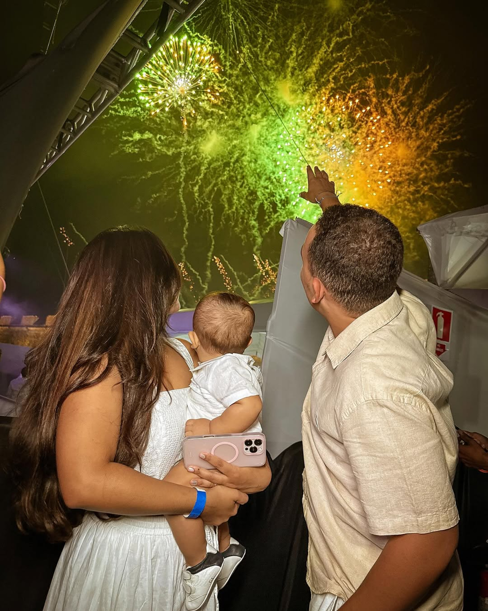 João Gomes encanta público ao subir no palco com filho pela primeira vez - Reprodução / Instagram 