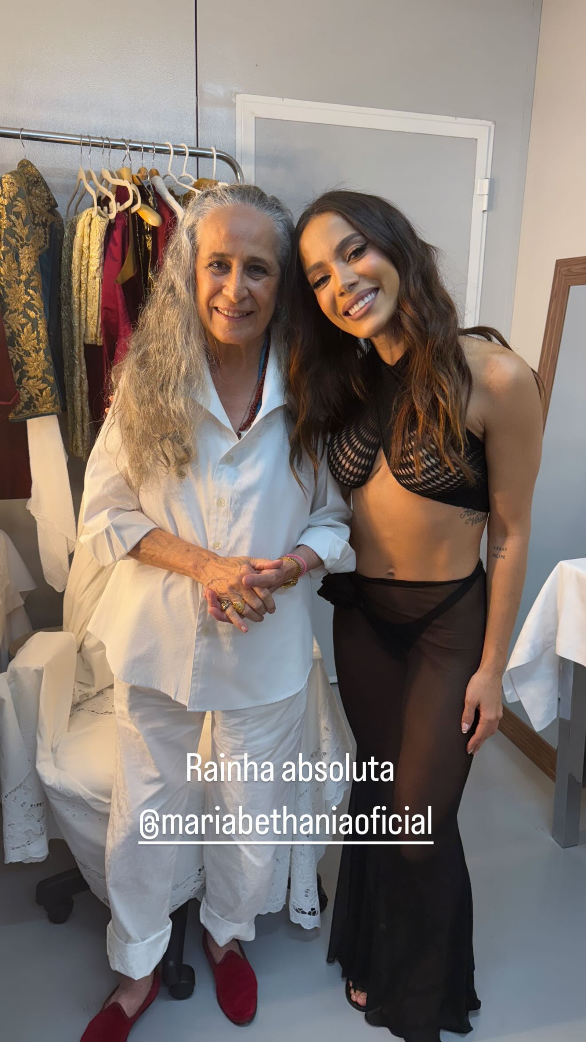 Anitta tieta Maria Bethânia nos bastidores do 'Show da Virada' - Reprodução / Instagram 