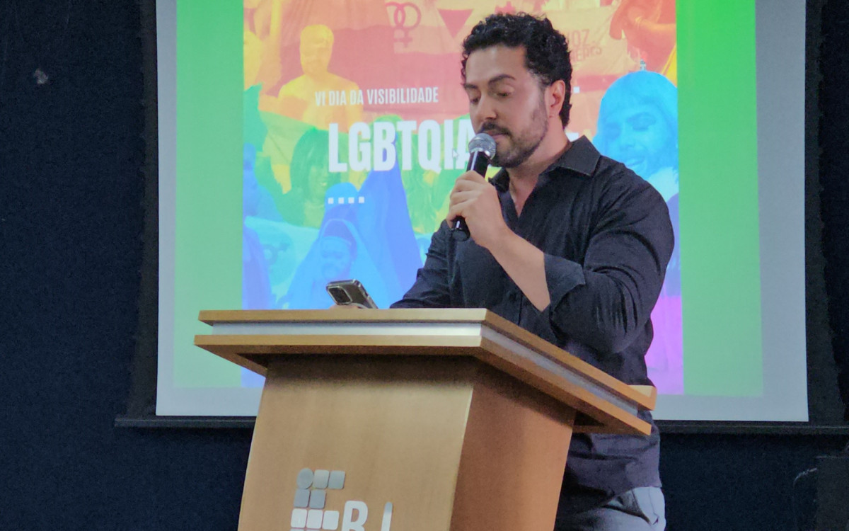 O Diretor-Geral do IFRJ Nilópolis, Thiago Matos Pinto, participou do evento VI Dia da Visibilidade LGBTQIAPN+