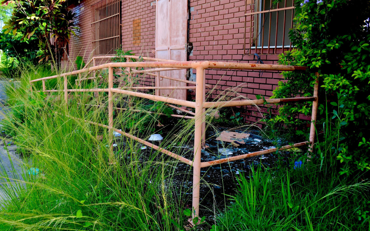 A Casa da Cultura está abandonada e destruída. O mato tomou conta do local