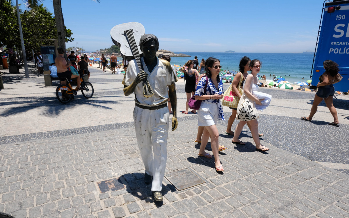 Estátua de Tom Jobim no Arpoador recebe QR code para informações, nesta quinta-feira (02).