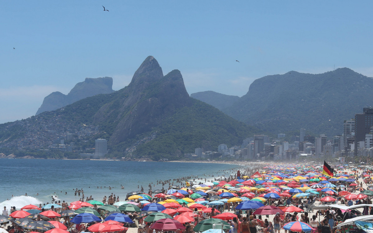Movimentação na Praia do Arpoador e Ipanema, nesta quinta-feira (02).