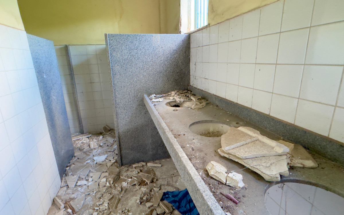 Banheiros da Escola Municipal Albert Sabin foram destruídos por vândalos