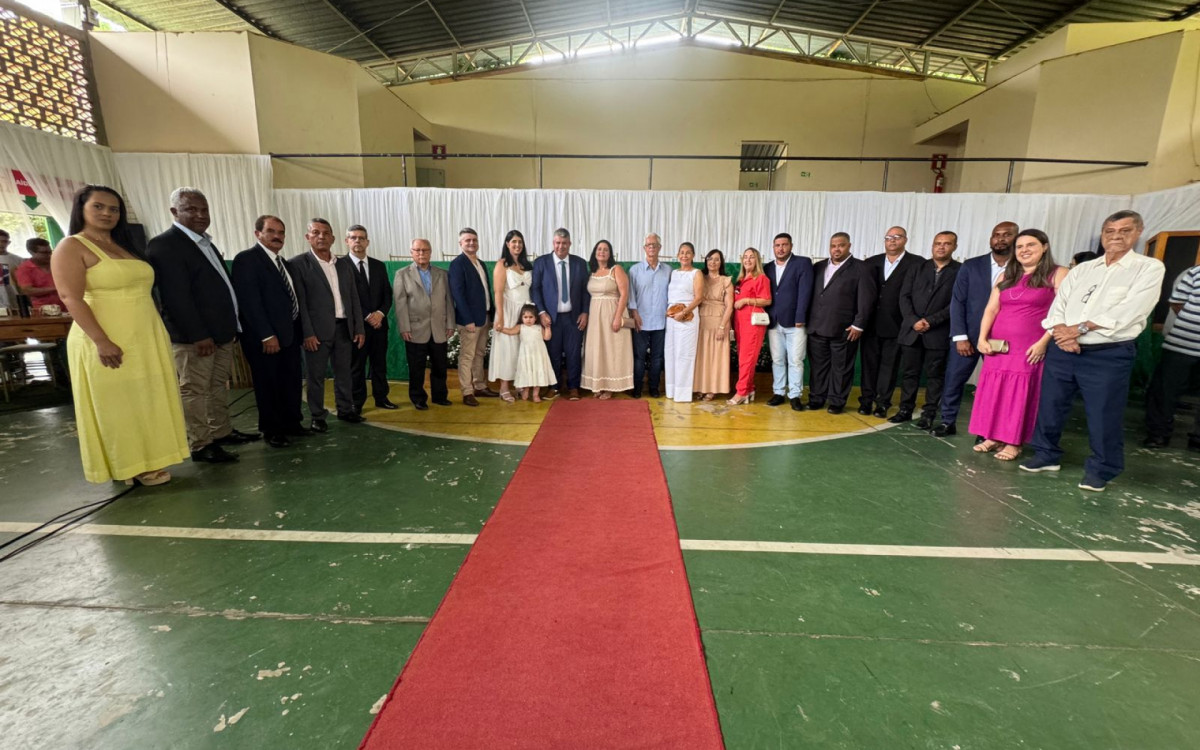 Prefeito GM, primeira-dama Viviane, vice Lílian Carneiro, o esposo,  ex-prefeito José Hylen Gomes ladeados por vereadores e secretários