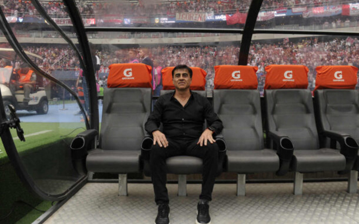 Velez Sarsfield's coach Gustavo Quinteros looks on before the Argentine Professional Football League Cup final match between Velez Sarsfield and Estudiantes de La Plata at the Madre de Ciudades stadium in Santiago del Estero, Argentina, on May 5, 2024. (Photo by Eduardo RAPETTI / AFP)