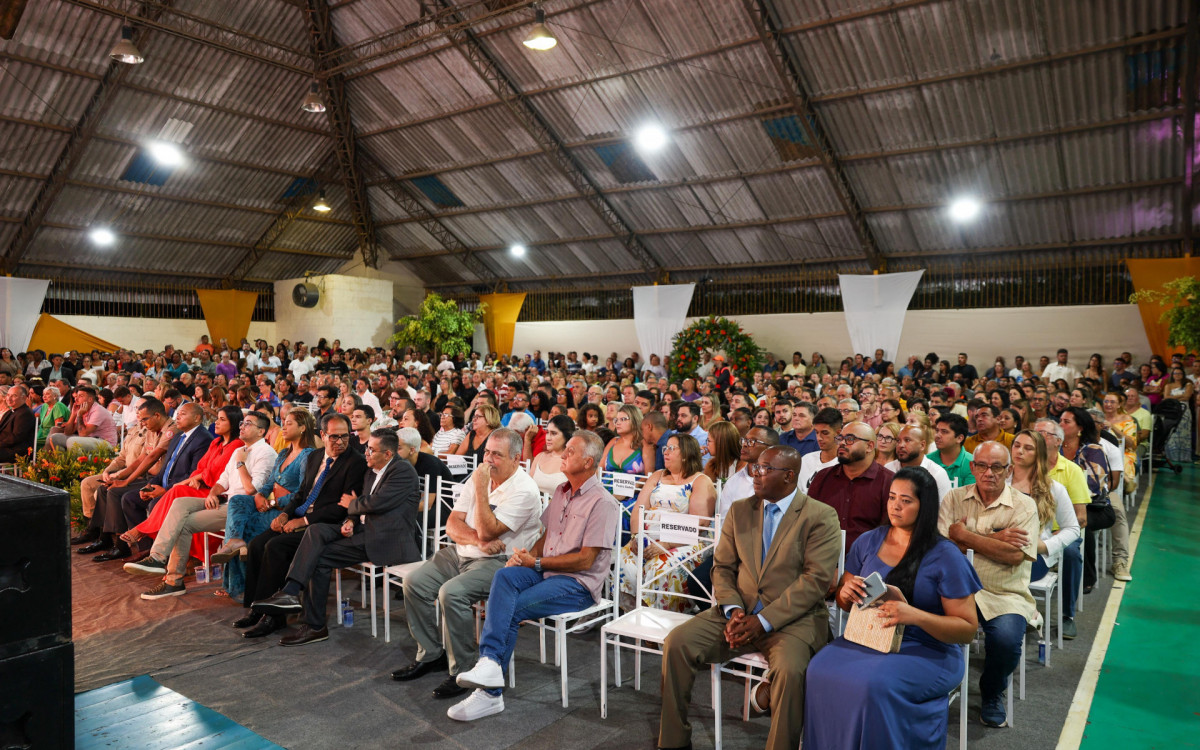 Ramon Gidalte e Marquinhos da Vaca Mecânica comemoram a posse ao lado de autoridades e população no início de um novo mandato