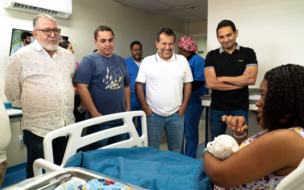 O prefeito Abraãozinho, deu as boas-vindas ao recém-nascido, acompanhado do vice-prefeito Alvinho, do secretário de Saúde, André Esteves, e do deputado Ricardo Abrão