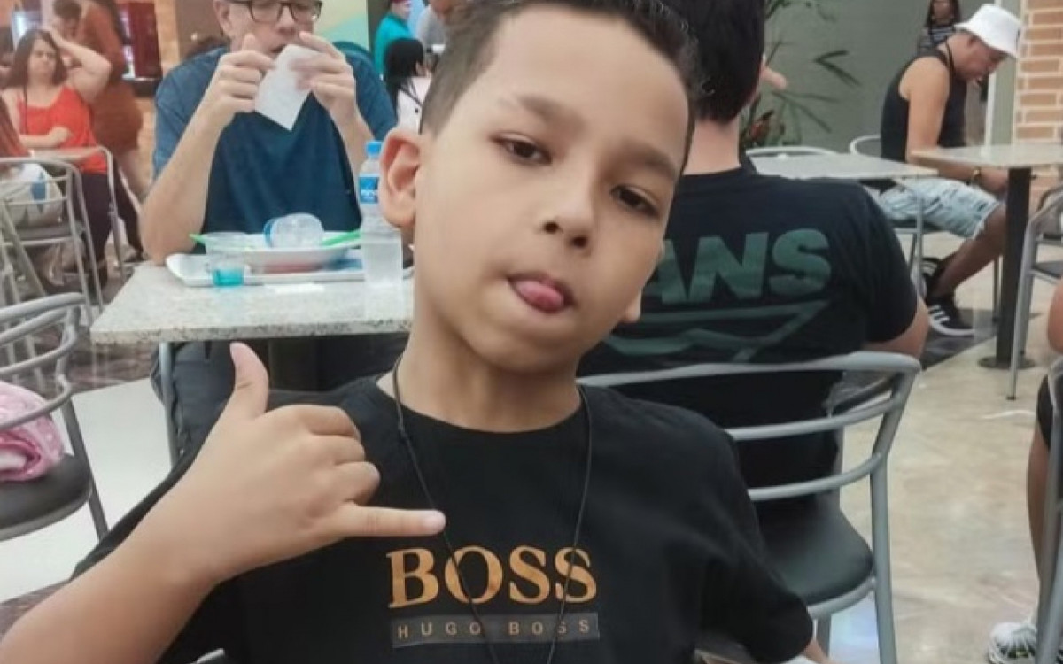 Menino de nove anos é baleado na nuca minutos após a virada do ano