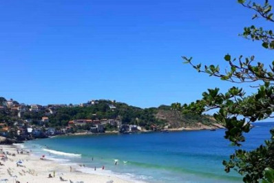 Pelo terceiro dia, bombeiros buscam por homem que desapareceu no mar em Barra de Guaratiba