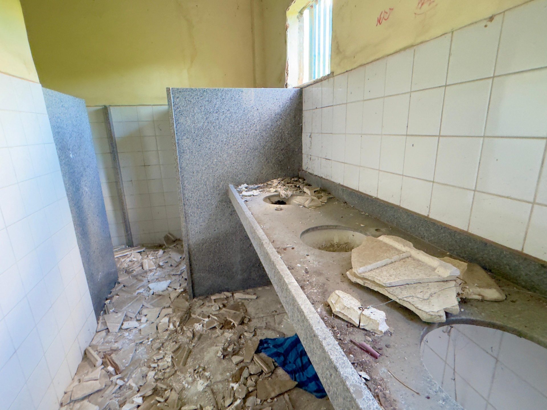 Banheiros da Escola Municipal Albert Sabin foram destru&iacute;dos por v&acirc;ndalos - Divulga&ccedil;&atilde;o / Jeovani Campos