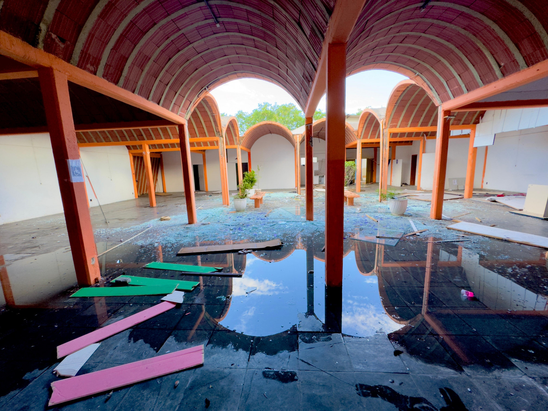 A Casa da Cultura foi destru&iacute;da e teve v&aacute;rios equipamentos levados - Divulga&ccedil;&atilde;o / Jeovani Campos