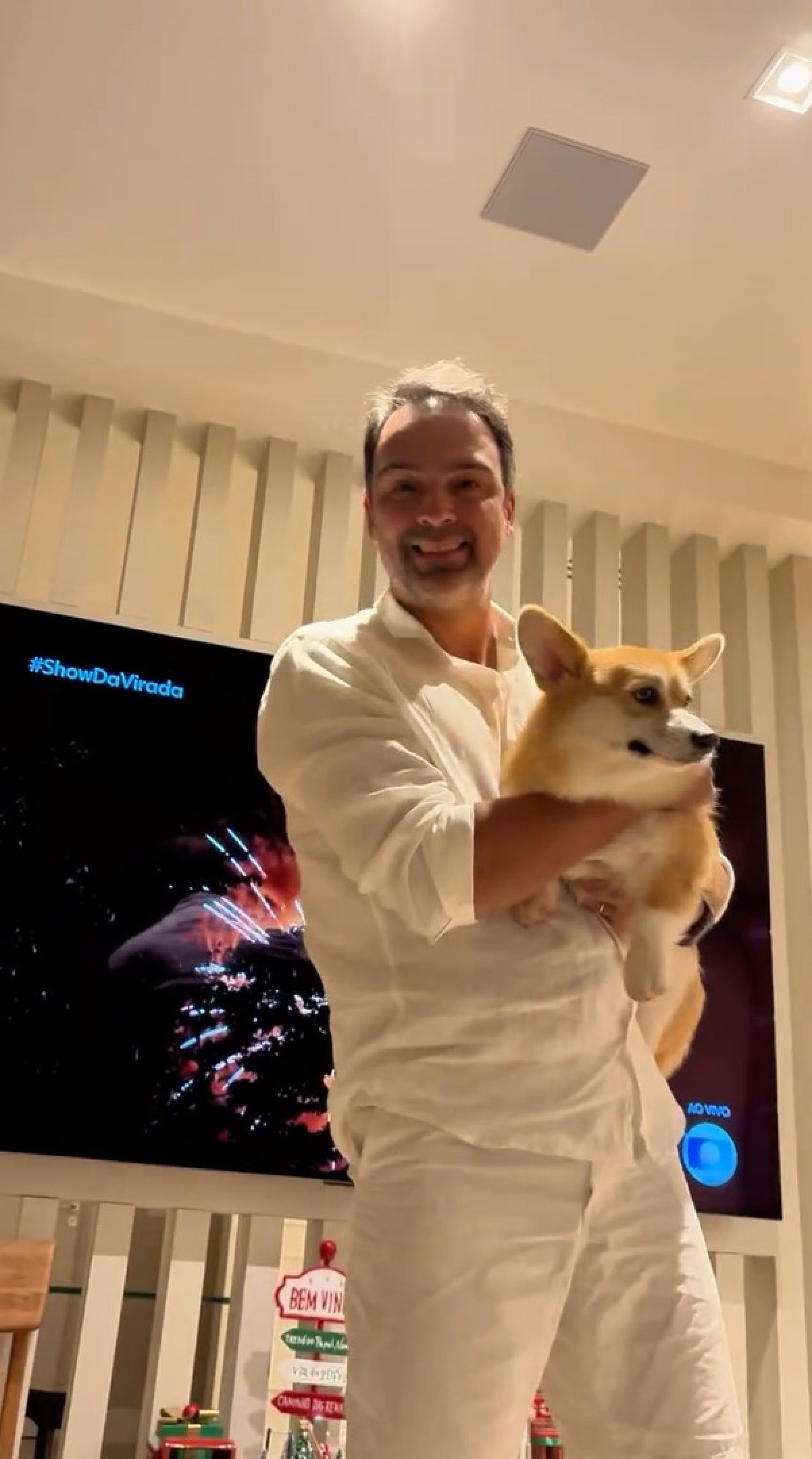 Tadeu Schmidt precisou acalmar cachorra por causa dos barulhos de fogos de artifício no Réveillon  - Reprodução / Instagram