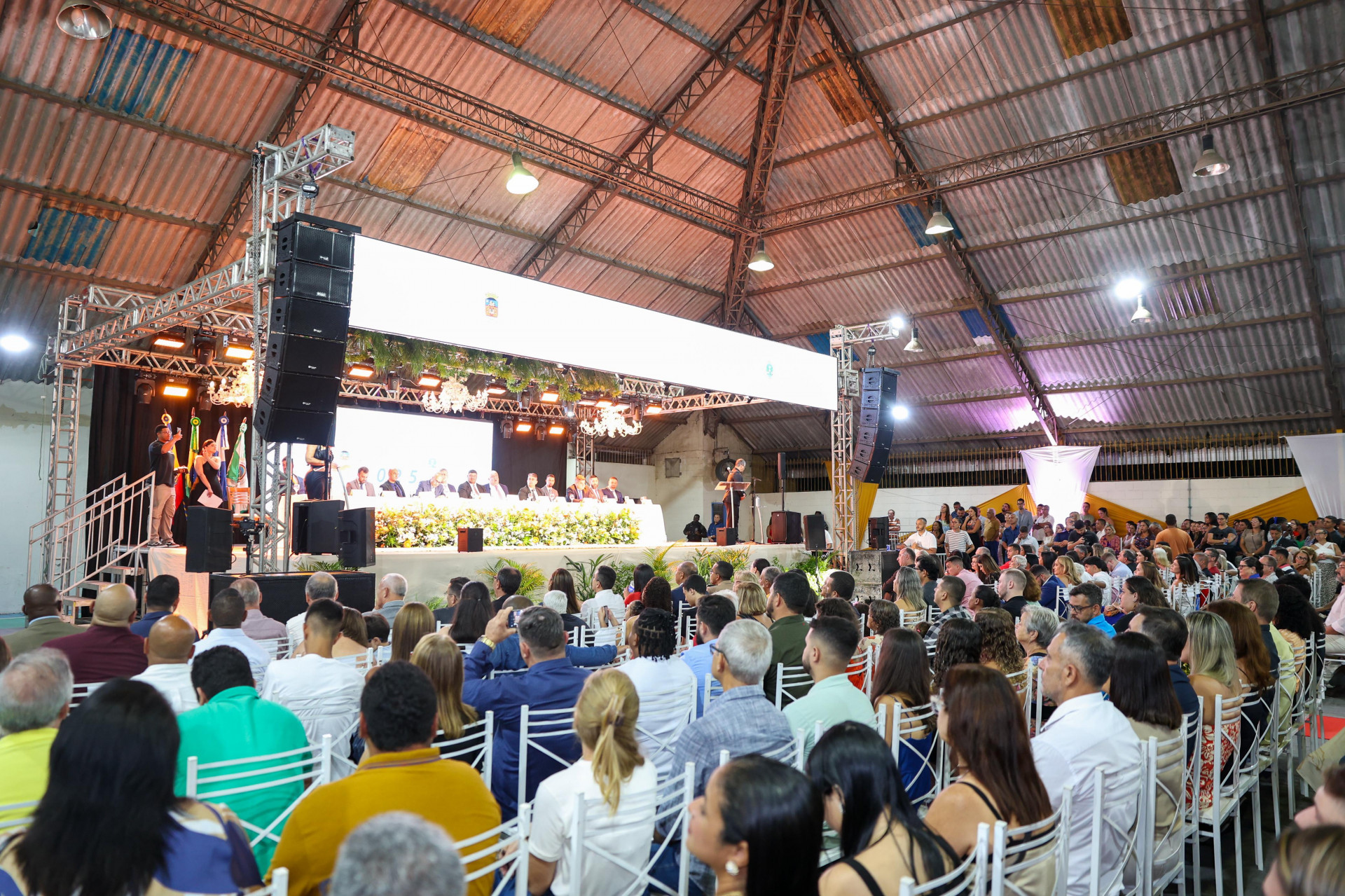 Ramon Gidalte e Marquinhos da Vaca Mec&acirc;nica comemoram a posse ao lado de autoridades e popula&ccedil;&atilde;o no in&iacute;cio de um novo mandato - Foto: Divulga&ccedil;&atilde;o