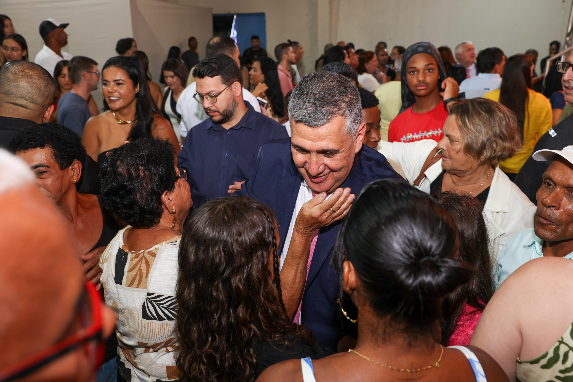 Ramon Gidalte e Marquinhos da Vaca Mec&acirc;nica comemoram a posse ao lado de autoridades e popula&ccedil;&atilde;o no in&iacute;cio de um novo mandato - Foto: Divulga&ccedil;&atilde;o