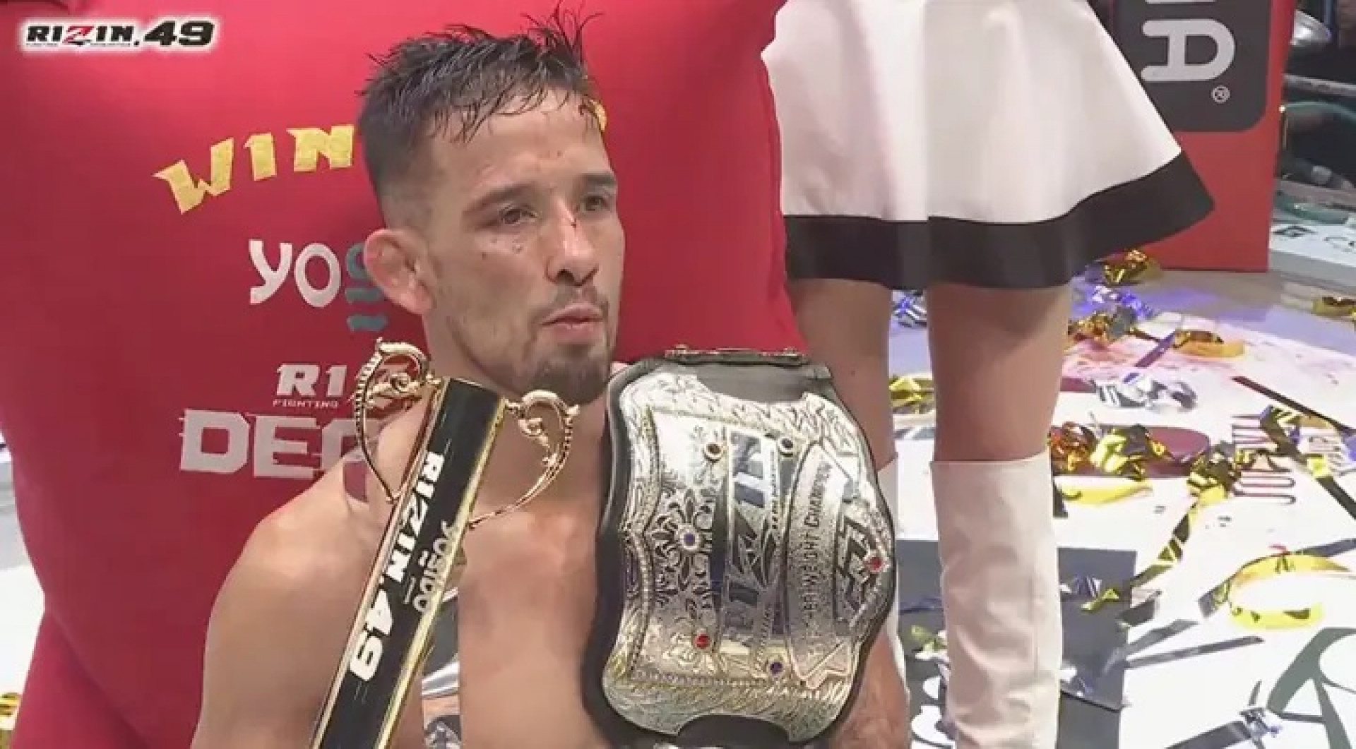 Kleber Koike derrotou Chihiro Suzuki e reconquistou o cinturão peso-pena - (Foto: Reprodução/RIZIN)