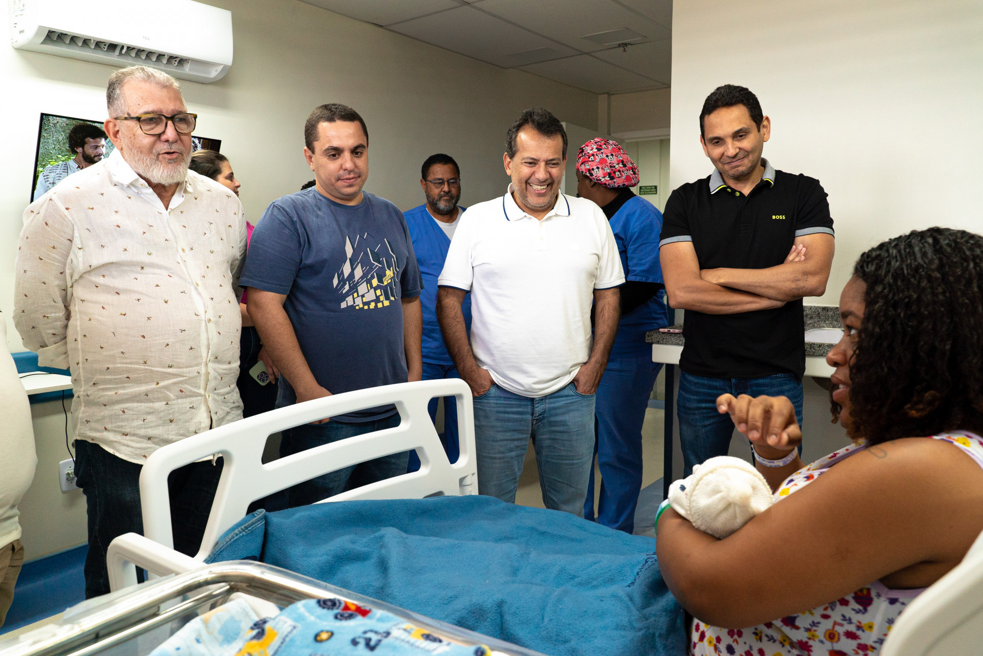 O prefeito Abraãozinho, deu as boas-vindas ao recém-nascido, acompanhado do vice-prefeito Alvinho, do secretário de Saúde, André Esteves, e do deputado Ricardo Abrão - Mateus Carvalho / PMN