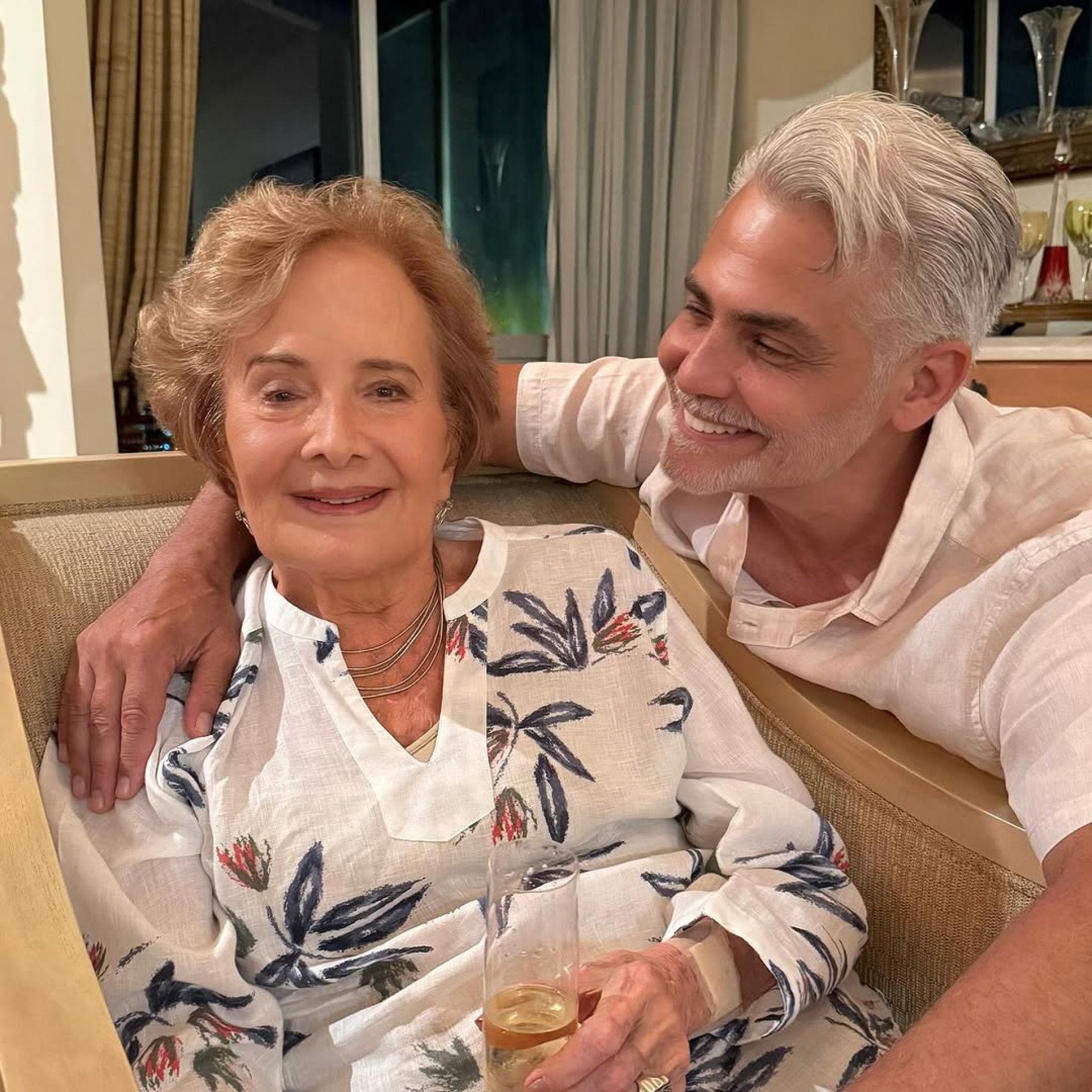 Gloria Menezes posa sorridente ao lado do filho Tarcísio
- Reprodução / Instagram