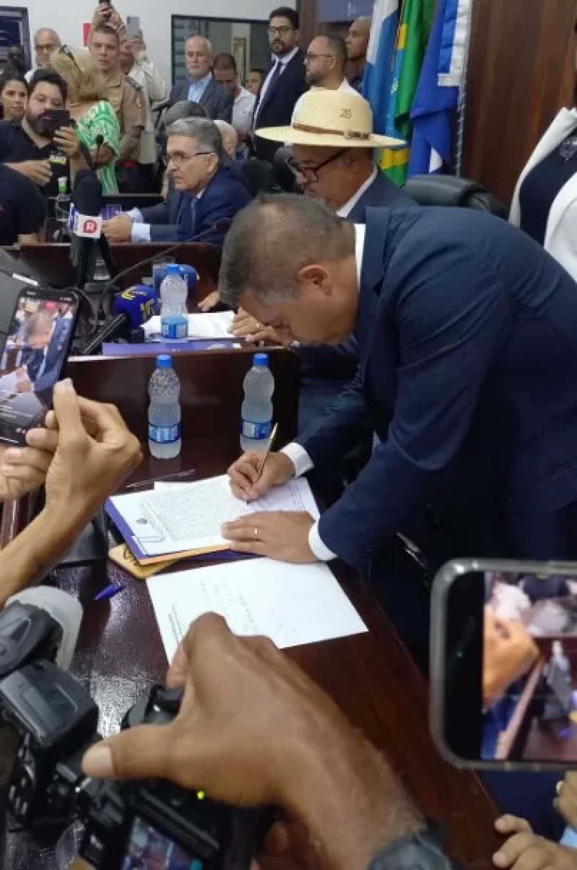 Prefeito, Dr. Serginho assinando a posse - Portal RC24h