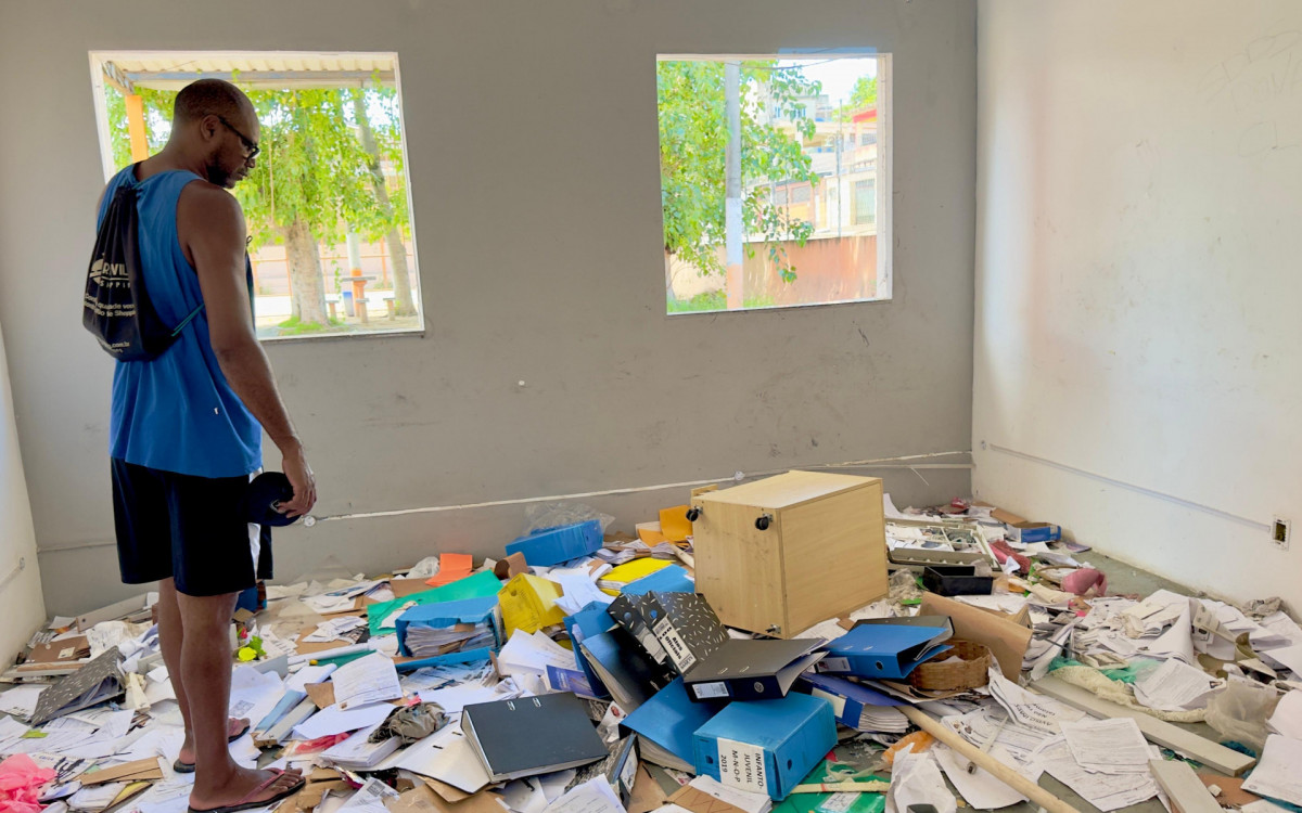 Documentos e fichas cadastrais foram espalhados no chão da casa da Cultura