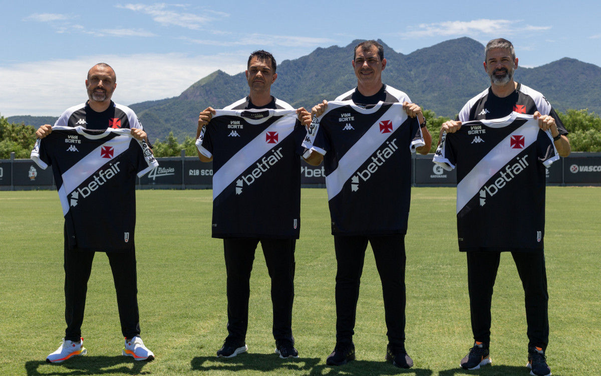 Carille com o auxiliar Leandro Cuca, o preparador físico César Mendes e o analista de desempenho Dênis Lupp