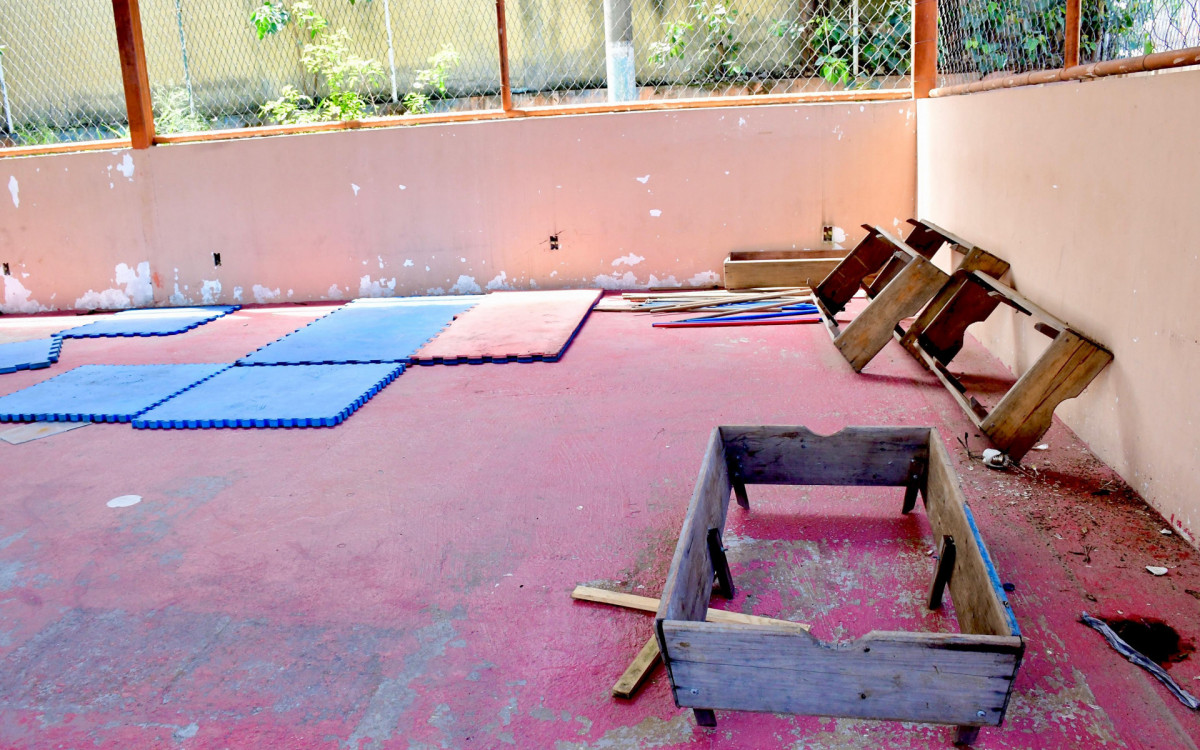 A quadra da Vila Olímpica também foi destruída. Levaram diversos materiais