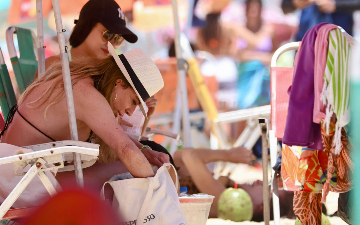 De biquíni preto, Christina Rocha curte praia no Rio