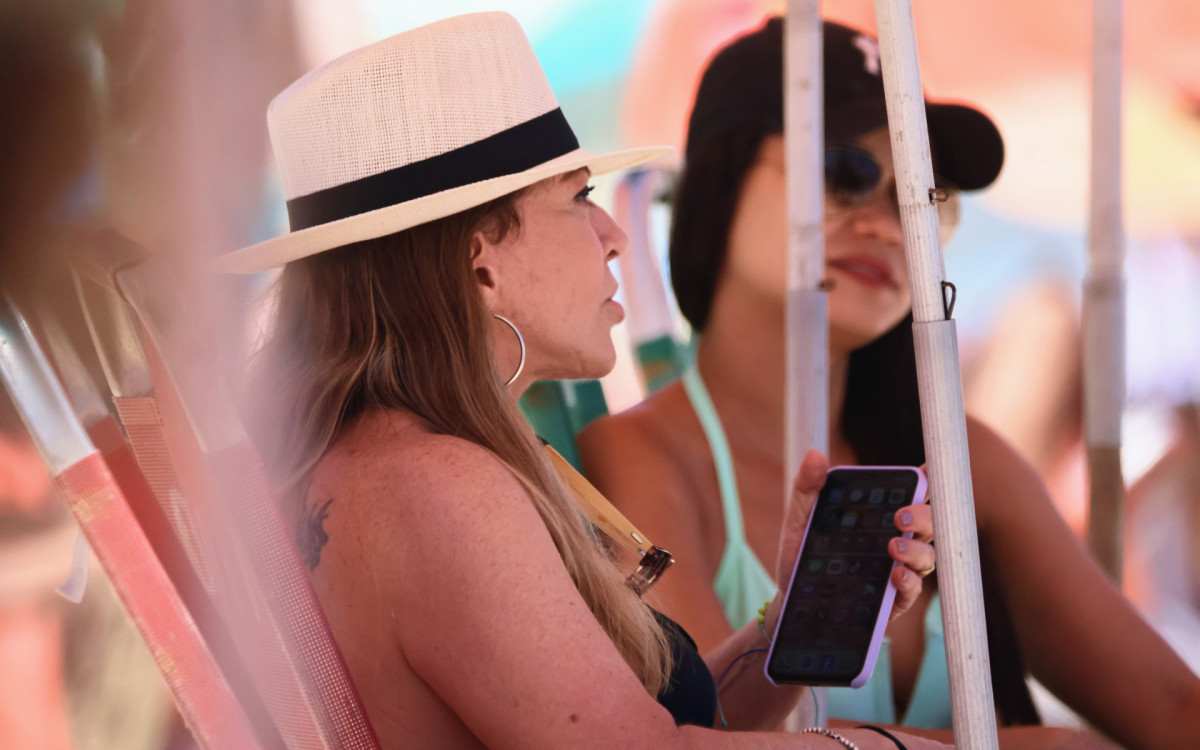 De biquíni preto, Christina Rocha curte praia no Rio
