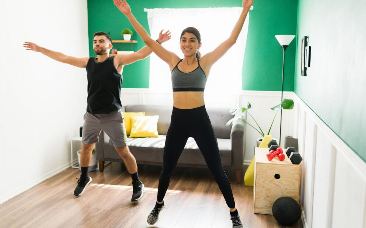 Polichinelo &eacute; uma das formas mais eficientes de queimar gordura (Imagem: antoniodiaz | Shutterstock)