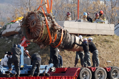 Equipe que investiga acidente aéreo na Coreia do Sul inicia remoção dos destroços da aeronave