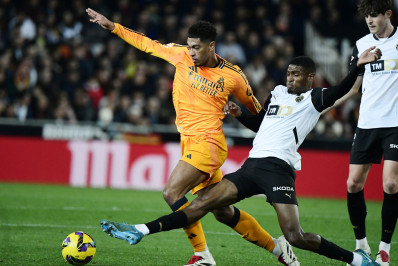 Vini Jr é expulso, mas Real Madrid bate o Valencia e vira líder do Espanhol