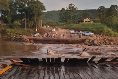 Ponte provisória de contêineres é destruída no Rio Grande do Sul
