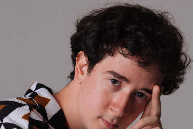 Gabriel Milane, o Topete de 'Garota do Momento', torce para o personagem ter um momento rockstar: 'Combina'