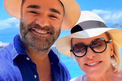 De férias, Ana Maria Braga posa coladinha com o namorado