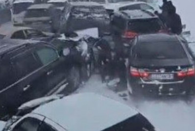 Forte tempestade de neve provoca engavetamento de quase 100 veículos no Cazaquistão