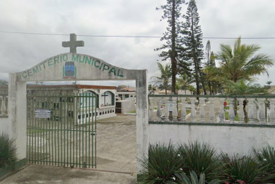 Polícia descobre ossadas humanas e freezer com gatos e cachorros congelados em cemitério no PR