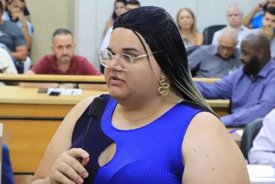 Vereadora trans enfrenta ofensas e interrupções durante posse em Araraquara