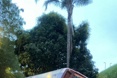 Vídeo: ônibus despenca sobre dois carros em saída da Linha Amarela