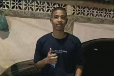 Jovem baleado na cabeça por pisar no pé de traficante é enterrado em Queimados