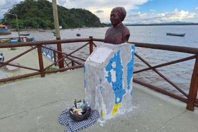 Busto de Maria Conga é alvo de novo ataque em Magé