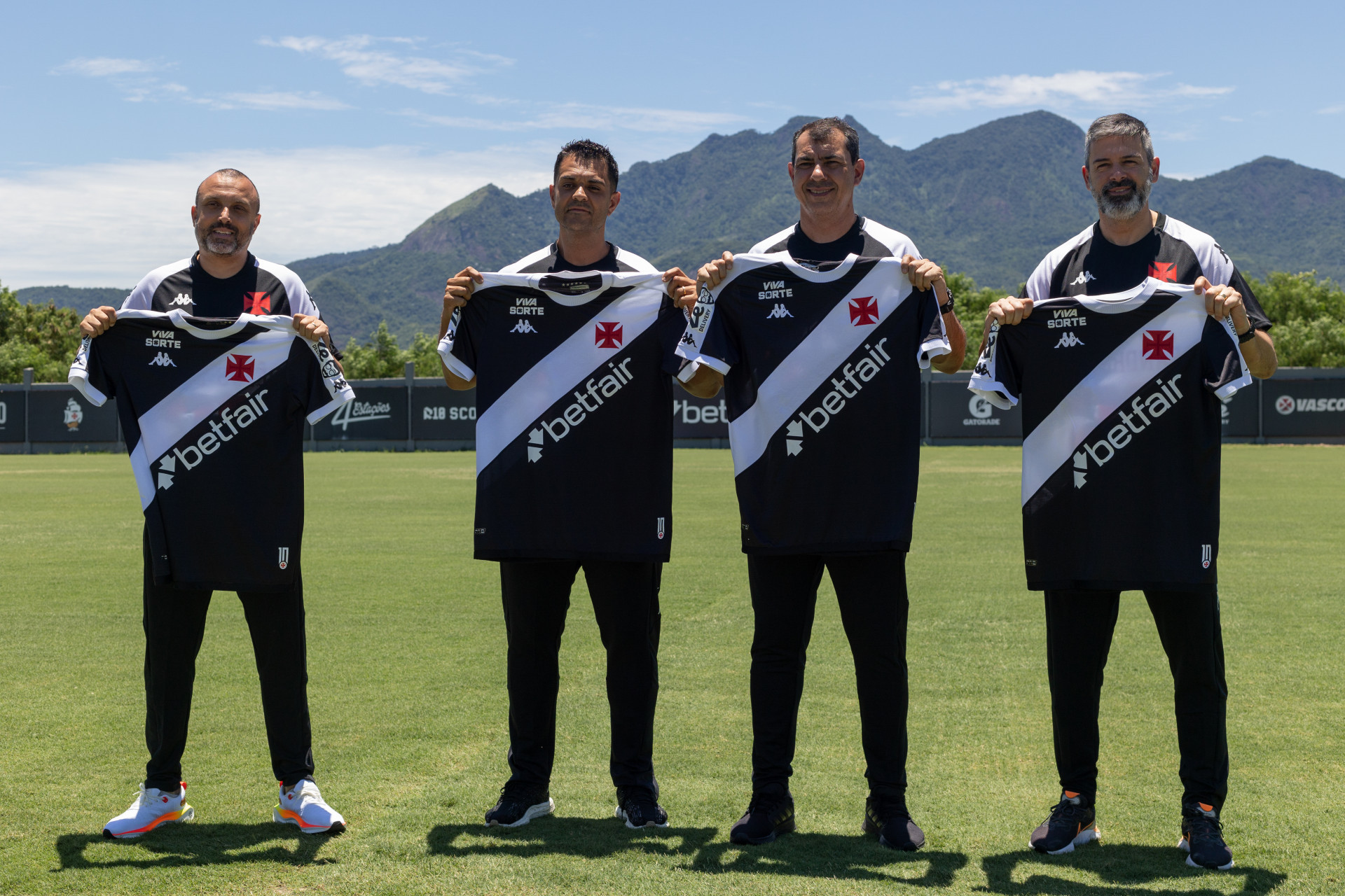 Carille com o auxiliar Leandro Cuca, o preparador físico César Mendes e o analista de desempenho Dênis Lupp - Dikran Sahagian/Vasco