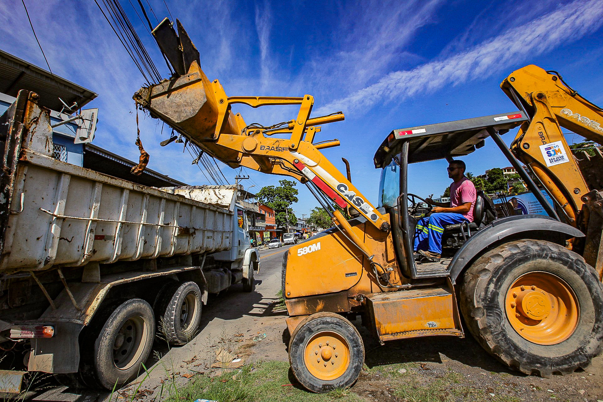 Primeiro dia de mutirão retirou 800 toneladas de lixo e entulho das ruas de Meriti - Rafael Barreto