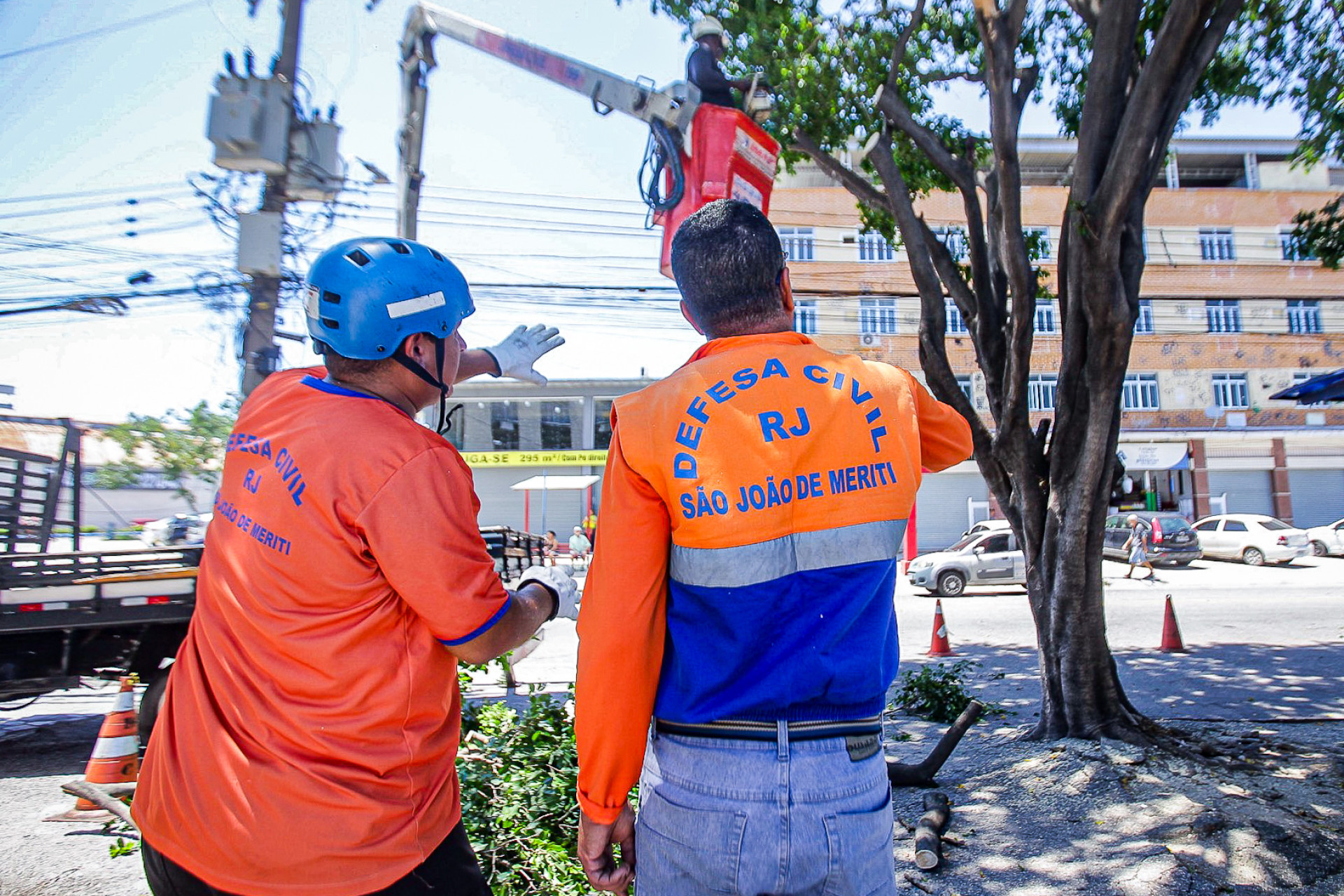 Equipe da Defesa Civil de São João de Meriti realizou o serviço preventivo de poda de árvores - Rafael Barreto