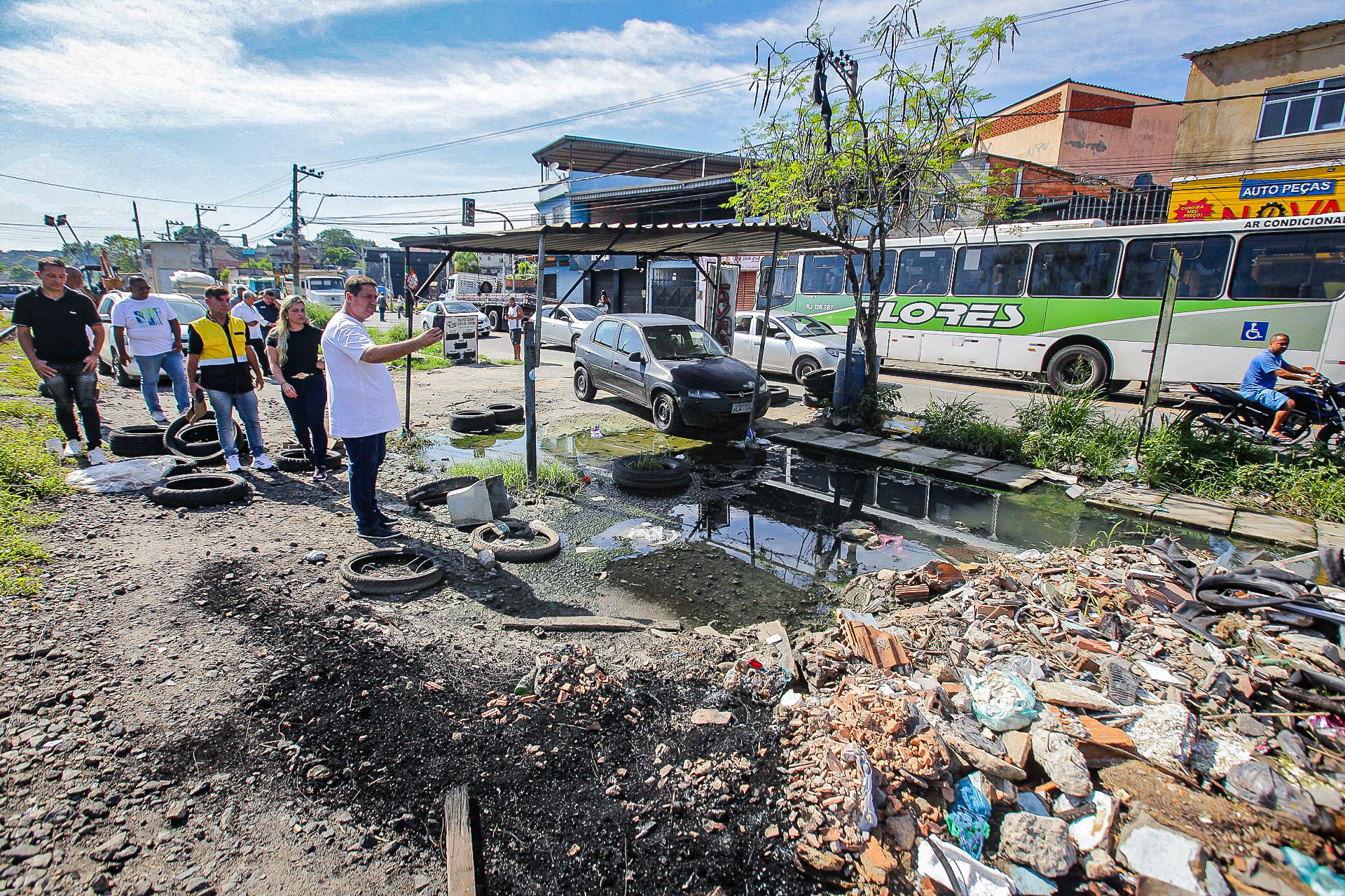 Prefeito Léo Vieira e comitiva visitam um ponto de lixo irregular na Avenida Tôrres Homem - Rafael Barreto