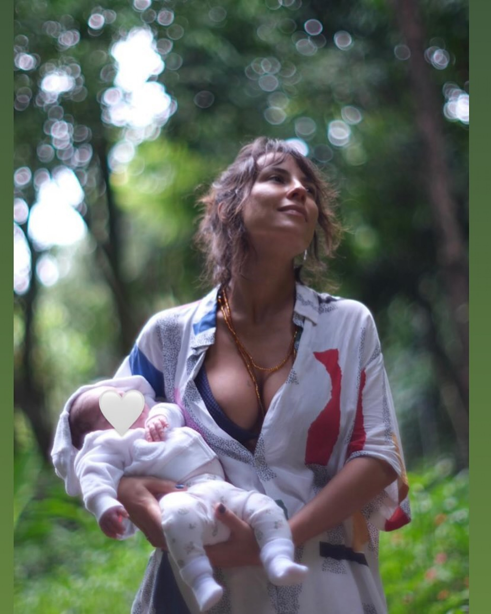 Andre?ia Horta segurando sua filha Yolanda - Reprodu&ccedil;&atilde;o/Instagram