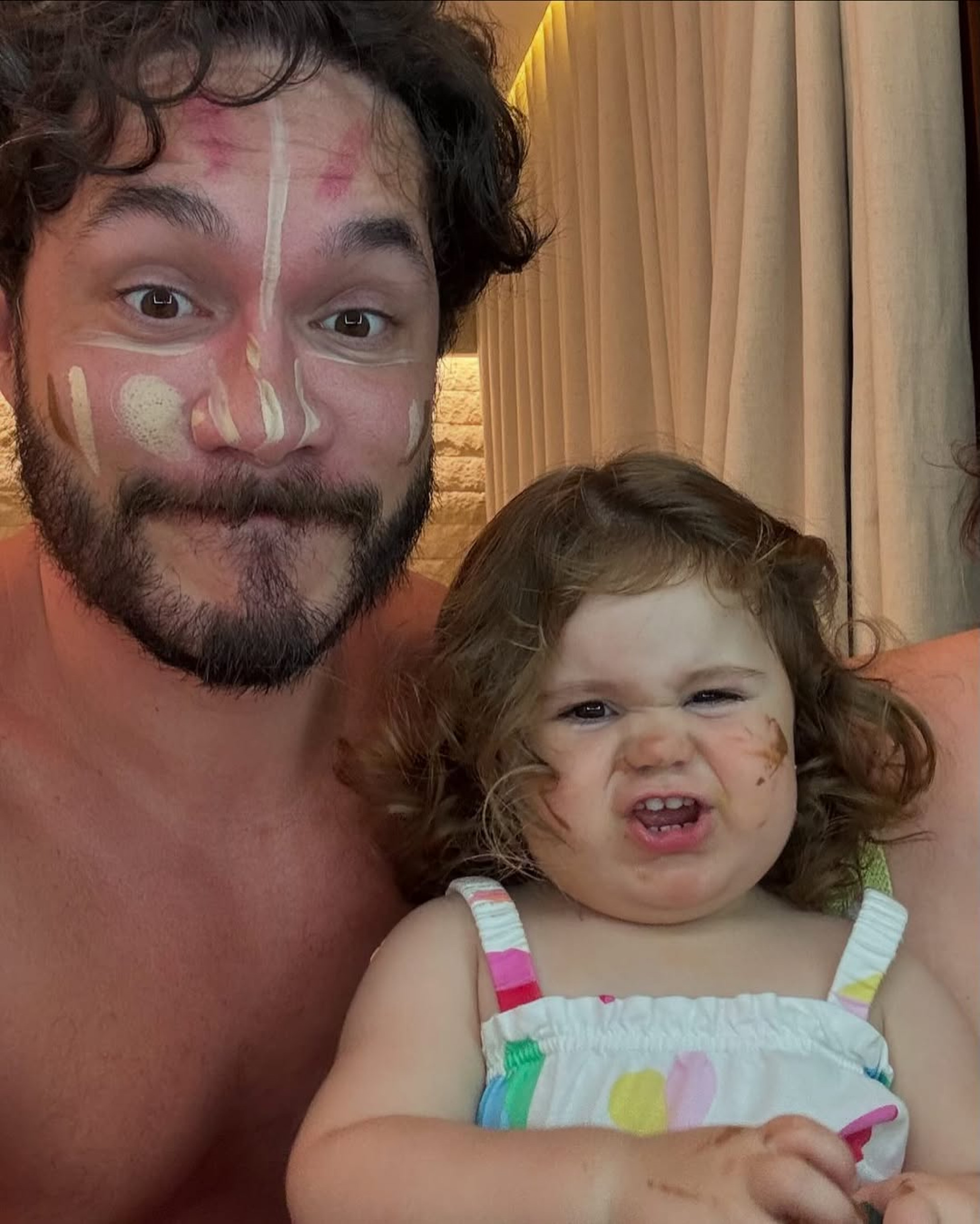 Eliezer e Lua se divertem juntos